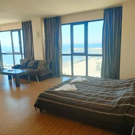студиа при американеца Hotel Pomorie
