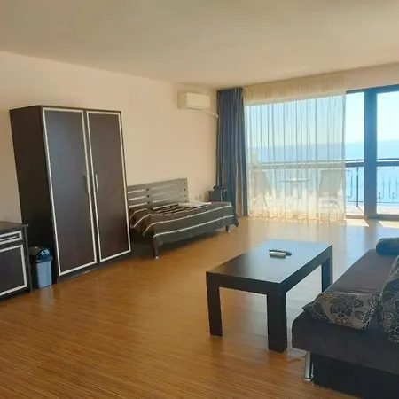 студиа при американеца Hotel Pomorie