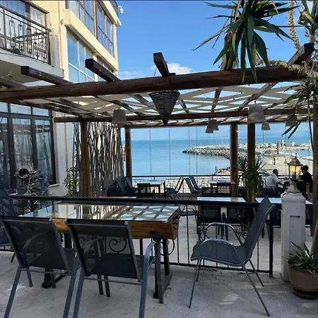 студиа при американеца Hotel *