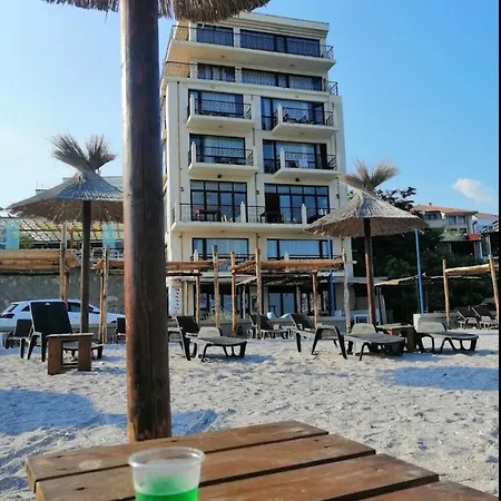 студиа при американеца Hotel *